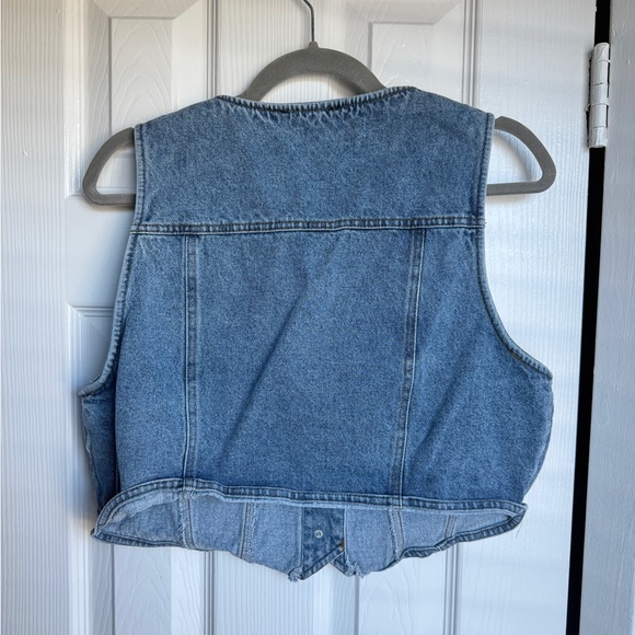 LULU’S Light Wash Denim Vest Button Up Sleeveless V Neck Blue Jean Social Day L - Picture 4 of 7